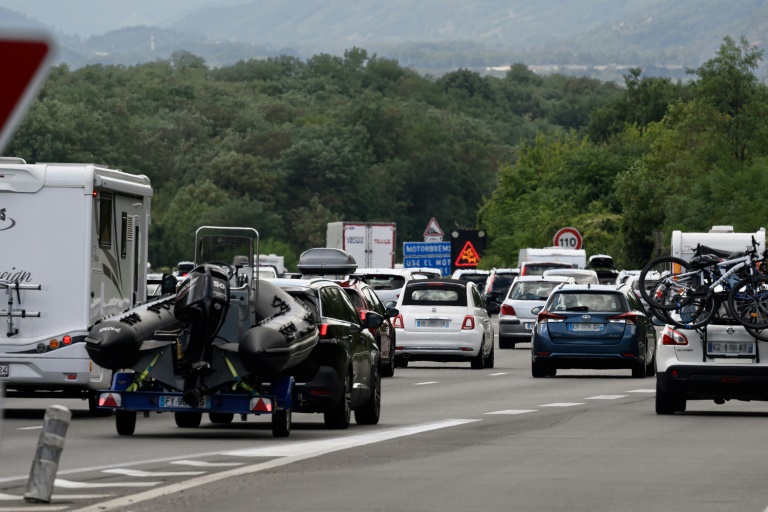 Des automobilistes dans les bouchons sur l'A7, près de la commune du Péage-de-Roussillon, en Isère, le 2 août 2025