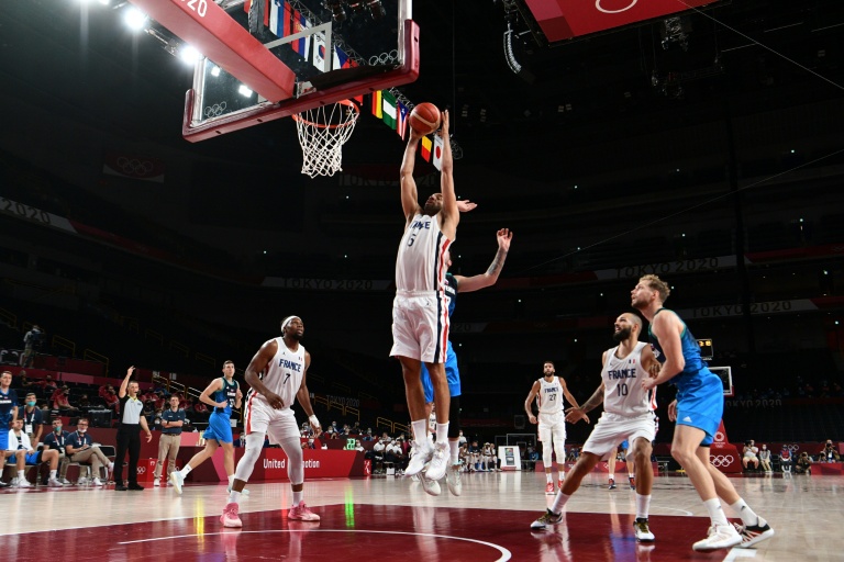 L'ailier français Nicolas Batum, d'un contre magistral sur Klemen Prepelic, met fin à l'aventure olympique de la Slovénie en demi-finale à Tokyo le 5 août 2021