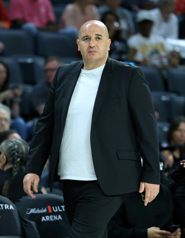 L'entraîneur français du Connecticut Sun, Rachid Meziane, lors du match de WNBA contre les Las Vegas Aces à Las Vegas (Nevada) le 25 juin 2025
