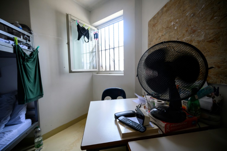 Un ventilateur est posé sur une table dans une cellule du quartier femmes de la prison de Toulouse-Seysses, le 7 août 2025