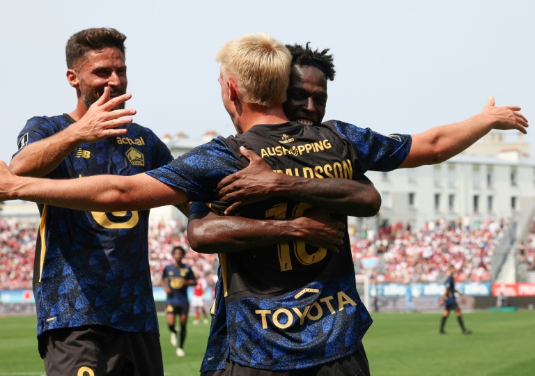 La recrue vedette de Lille Oliver Giroud (g) et Hakon Haraldsson (de dos), deux des buteurs de Lille, à Brest, le 17 août 2025
