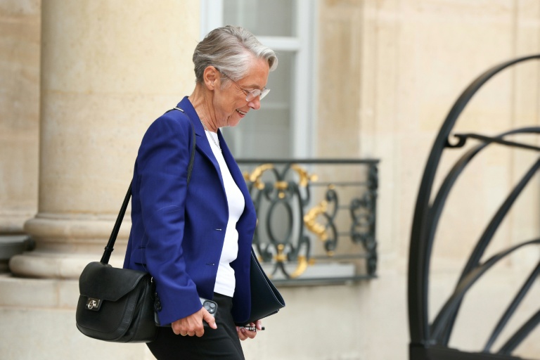 La ministre française de l'Education, Elisabeth Borne, quitte le palais de l'Elysée à Paris après la réunion hebdomadaire du Conseil des ministres, le 23 juillet 2025