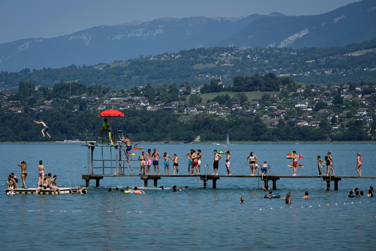 Des baigneurs au Bourget-du-Lac, en Savoie, le 8 août 2025