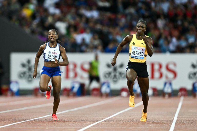 Julien Alfred de Sainte-Lucie (à droite) aux côtés de l'Ivoirienne Marie-Josée Ta Lou-Smith remporte le 100m féminin du meeting de Zurich dans le Letzigrund stadium le 28 août 2025 à Zurich en Suisse