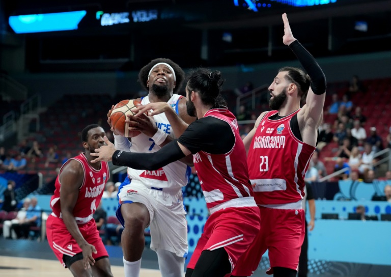 Le Français Guerschon Yabusele (2e à partir de la gauche) face notamment au capitaine géorgien  Tornike Shengelia (à droite) lors du 8e de finale de l'Euro de basket, le 7 septembre à Riga (Lettonie)