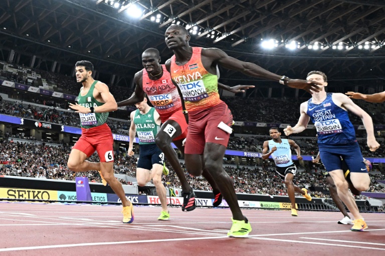 Le Kényan Emmanuel Wanyonyi franchi en tête la ligne d'arrivée du 800 m aux championnats du monde d'athlétisme de Tokyo samedi.