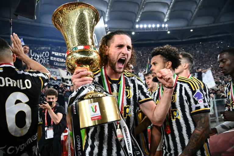 Le nouveau milieu de terrain de l'AC Milan Adrien Rabiot, alors sous le maillot de la Juventus Turin avec le trophée de la Coupe d'Italie remportée face à l'Atalanta le 15 mai 2024 à Rome