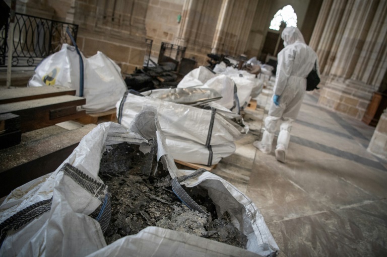 Un employé de la Direction régionale des affaires culturelles (Drac) dans la cathédrale Saint-Pierre-et-Saint-Paul de Nantes, le 30 juin 2021, endommagée par un incendie volontaire en juillet 2020