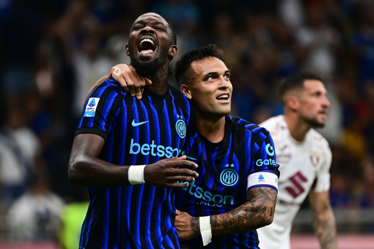 Le Français Marcus Thuram et l'Argentin Lautaro Martinez (à droite) se congratulent après avoir marqué pour l'Inter Milan en Serie A contre le Torino dans le stade de San Siro le 25 août 2025 à Milan en Italie