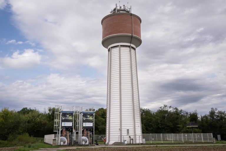 Le château d'eau de Bartenheim avec une unité mobile de traitement de la pollution de l'eau par les PFAS, le 4 septembre 2025 dans le Haut-Rhin