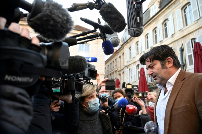 Randall Schwerdorffer (d), avocat de Jonathann Daval jugé pour le meurtre de sa femme Alexia, répond aux journalistes d de Vesouevant la cour d'assises, le 18 novembre 2020