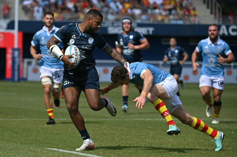 L’arrière français de Bayonne, Cheikh Tiberghien, est plaqué lors du match de Top 14 entre Perpignan et Bayonne au stade Aimé-Giral de Perpignan, le 6 septembre 2025