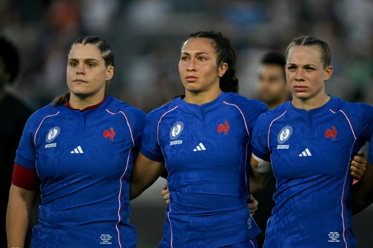 Les joueuses de rugby françaises Annaelle Deshayes (à gauche) Manae Feleu (au centre) et Marine Ménager (à droite) lors du match de qualifications du Groupe D de la Coupe du monde de rugby féminine à Exeter (Angleterre) le 23 août 2025.