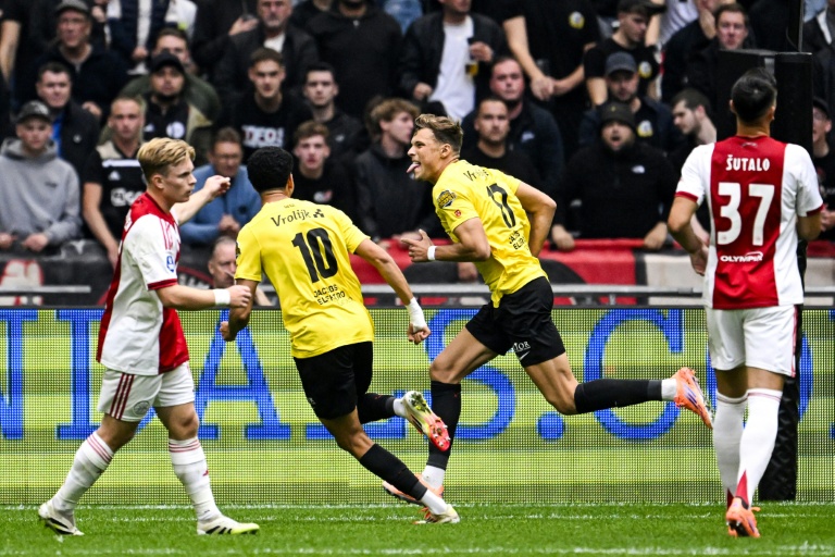 Sydney van Hooijdonk de NAC Breda fête son but après avoir égalisé contre l'Ajax le 27 septembre 2025 dans la Johan Cruyff ArenA à Amsterdam