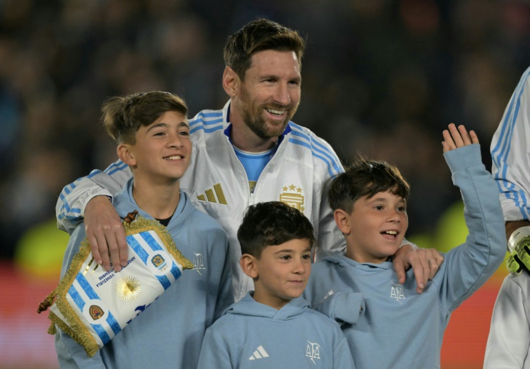 Lionel Messi et ses trois fils avant le match de qualifications pour le Mondial-2026 de l'Argentine contre le Vénézuéla le 4 septembre 2025 à Buenos Aires