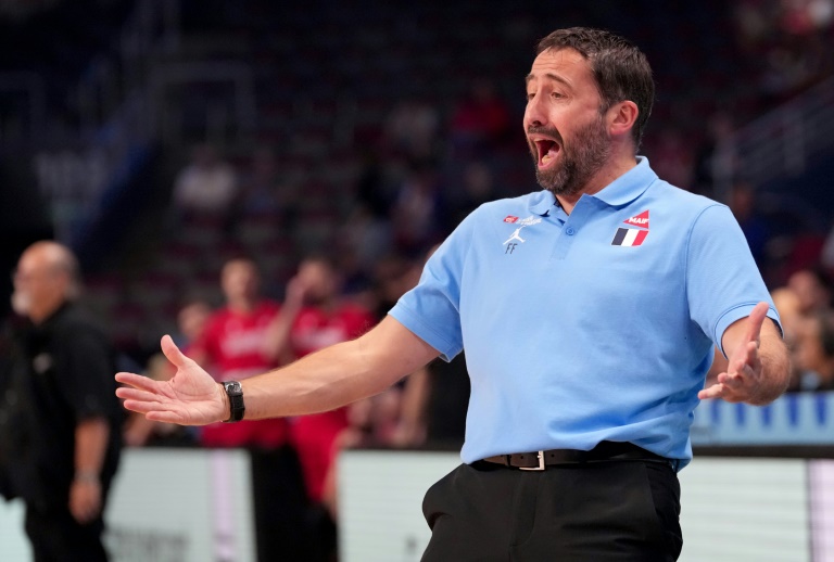 L'entraîneur de l'équipe de France de basket Frédéric Fauthoux durant le 8e de finale de l'Euro, perdu 80-70 par la France face à la Géorgie le 7 septembre 2025 à Riga (Lettonie)
