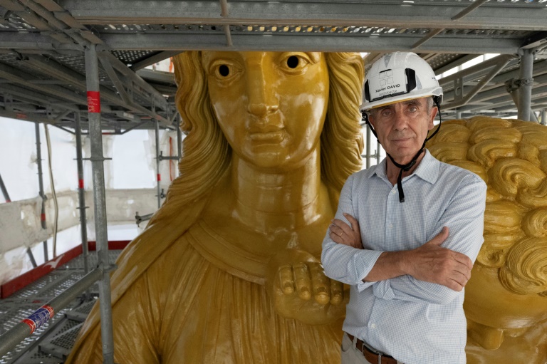 L'architecte Xavier David, en charge du projet de restauration de Notre-Dame de la Garde, devant la statue de la Vierge Marie, le 3 septembre 2025 à Marseille