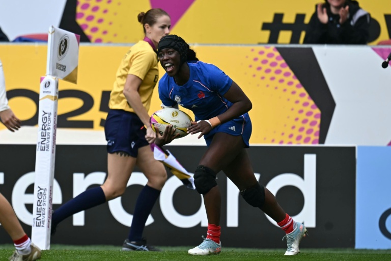 Nassira Konde après avoir marqué un essai pour la France contre l'Angleterre en demi-finales du Mondial 2025, le 20 septembre à Bristol