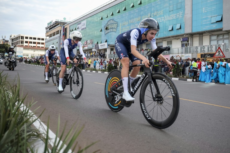Les Françaises Cédrine Kerbaol, Juliette Labous et Maëva Squiban lors du relais mixte contre-la-montre par équipes aux Mondiaux de cyclisme sur route, à Kigali, le 24 septembre 2025