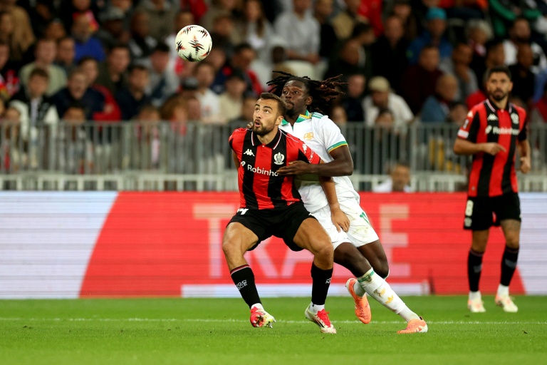 Le milieu belge de Nice Charles Vanhoutte au prises avec l'international français de la Roma Manu Kone pendant le match de Ligue Europa mercredi à l'Allianz Riviera de Nice.