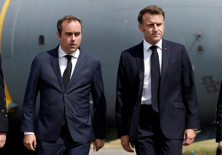Le président Emmanuel Macron (d) et le ministre des Armées Sébastien Lecornu lors d'une visite à la 55e édition du Salon international de l'aéronautique et de l'espace (SIAE) à l'aéroport de Paris-Le Bourget, le 20 juin 2025