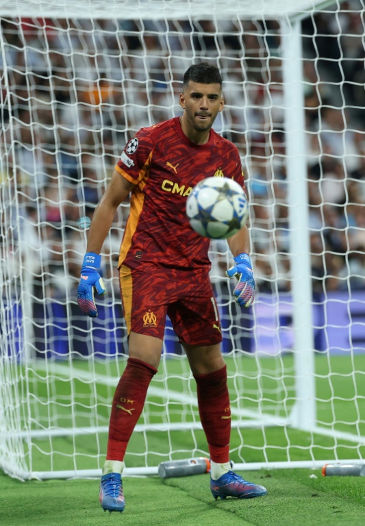 Le gardien de but argentin de l'OM, Geronimo Rulli, qui encaisse un pénatly de Kylian Mbappé lors du match de Ligue des champions entre Marseille et le Real Madrid au stade Santiago Bernabeu le 16 septembre 2025.