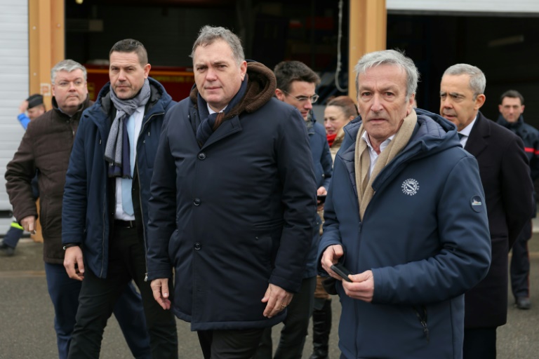 Le ministre des Transports Philippe Tabarot arrive à Châteaudun (Eure-et-Loir) le 30 janvier 2025 après l'accident de car scolaire dans lequel une lycéenne de 15 ans est décédée