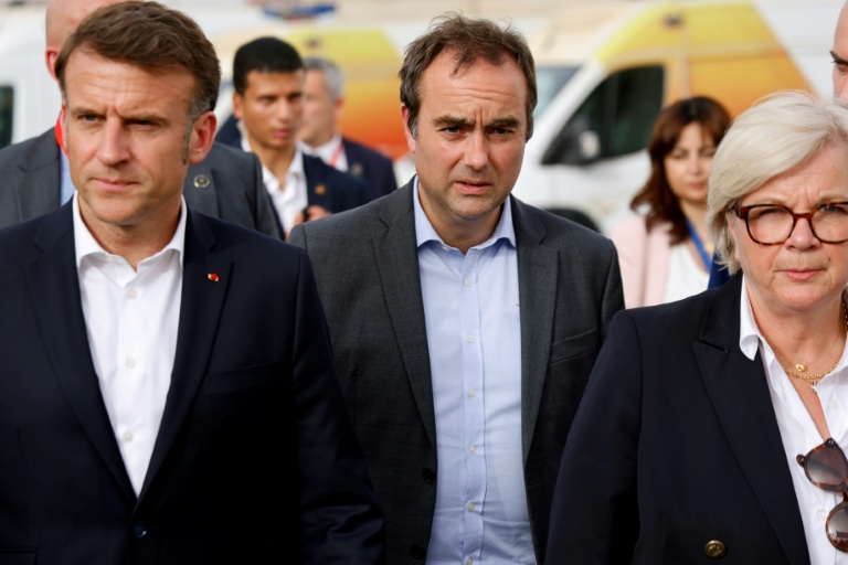 Le président Emmanuel Macron (à gauche) avec le ministre des Armées Sébastien Lecornu et la ministre de la Santé Catherine Vautrin, le 8 avril 2025 à Arish, en Egypte