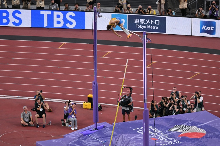 Armand Duplantis lors du concours de perche des Mondiaux de Tokyo, le 15 septembre 2025