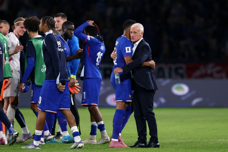 Le sélectionneur des Bleus Didier Deschamps enlace son capitaine Kylian Mbappe à la fin du match contre l'Islande, en qualification au Mondial-2026, le 9 septembre 2025 au Parc des Princes