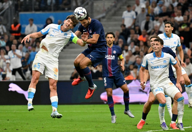 Le Marseillais Leonardo Balerdi (à gauche) lutte contre le Parisien Gonçalo Ramos sous les yeux de Benjamin Pavard (à droite) et Marquinhos (à l'arrière) notamment, le 22 septembre 2025 à Marseille dans le sud de la France