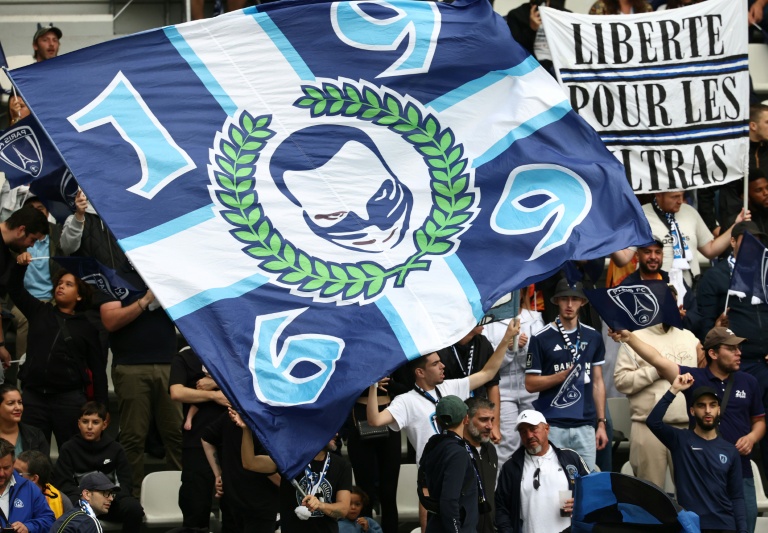 Les ultras du Paris FC encouragent leur équipe avant le match de Ligue 1 contre le FC Metz, au stade Jean-Bouin à Paris, le 31 août 2025