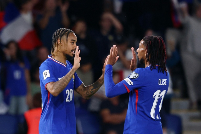 Bradley Barcola (G) et Michael Olise se congratulent après le but inscrit par l'attaquant parisien des Bleus contre l'Islande, en qualification au Mondial-2026, le 9 septembre 2025 à Paris