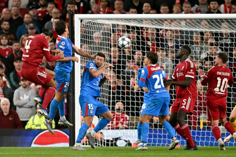 La tête de Virgil van Dijk (g) pour offrir le but de la victoire à Liverpool contre l'Atlético Madrid en Ligue des champions le 17 septembre 2025 à Anfield Road