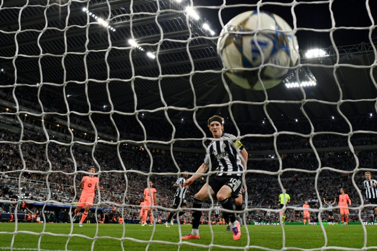 Le joueur de Newcastle Anthony Gordon inscrit le but de son équipe contre le FC Barcelone lors du match de Ligue des champions au stade de St James' Park à Newcastle le 18 septembre 2025.