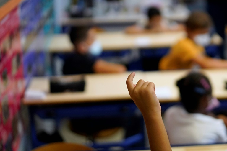 Le gouvernement estimait en 2023 que les troubles dys touchent 8% de la population française, les troubles de l'attention avec ou sans hyperactivité (TDAH) 6% des enfants et 3% des adultes, les troubles autistiques, 1 à 2% de la population