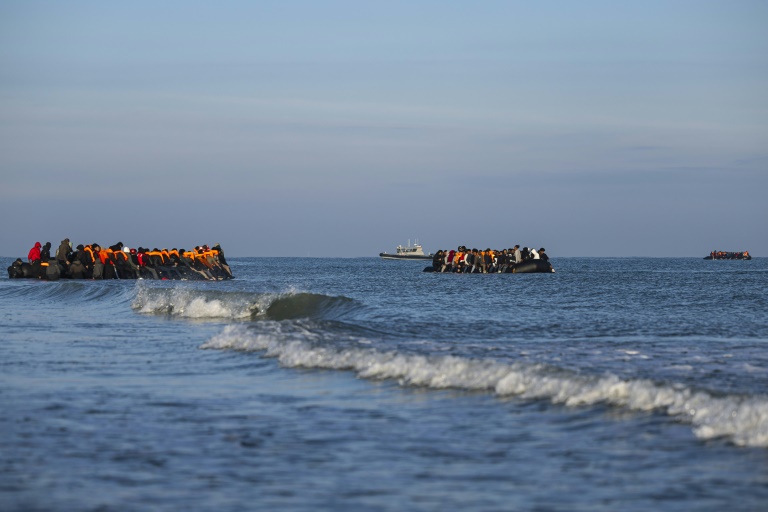 Des migrants à bord de bateaux de passeurs pour tenter de traverser la Manche, au large de Gravelines, le 27 septembre 2025 dans le Nord