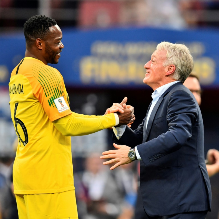 Steve Mandanda et Didier Deschamps célèbrent la victoire de l'équipe de France contre la Croatie en finale de la Coupe du monde, à Moscou, le 15 juillet 2018.