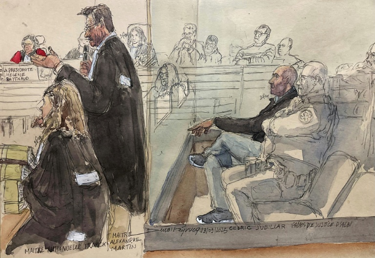 Croquis d'audience montrant Cédric Jubillar et ses avocats Alexandre Martin (C) et Emmanuelle Franck à son procès à la cour d'assises du Tarn, à Albi, le 23 septembre 2025
