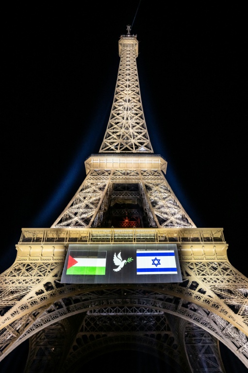 Images de drapeaux palestinien et israélien projetés sur la tour Eiffel avec une colombe au milieu qui tient un rameau d'olivier, le 21 septembre 2025