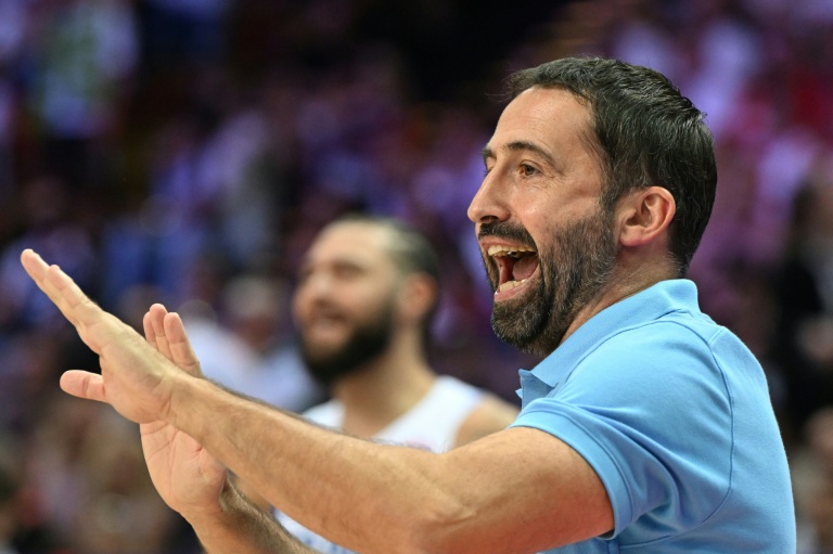 Le sélectionneur de la France, Frédéric Fauthoux, donne ses consignes le 30 août 2025 lors du match contre la Slovénie, à Katowice, en Pologne