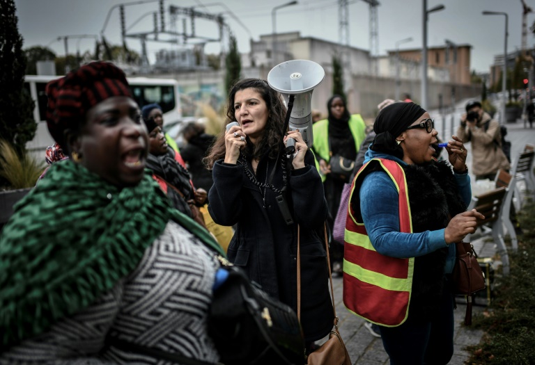 Des femmes de chambre de l'hôtel Ibis Batignolles manifestent à Paris, le 17 octobre 2019