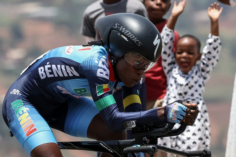 La coureuse béninoise Hermione Ahouissou, lors du contre la montre individuel des Mondiaux de cyclisme à Kigali, le 21 septembre 2025. Les coureurs africains représentaient un tiers des athlètes engagés