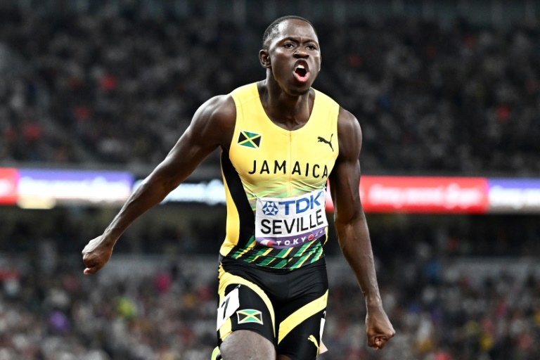 La célébration du Jamaïcain Oblique Séville, nouveau champion du monde du 100 m, à Tokyo, le 14 septembre 2025