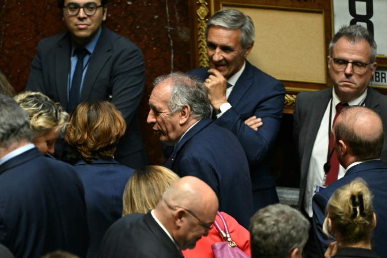 Le Premier ministre François Bayrou (c) quitte l'hémicycle de l'Assemblée nationale après le résultat du vote de confiance, le 8 septembre 2025 à Paris