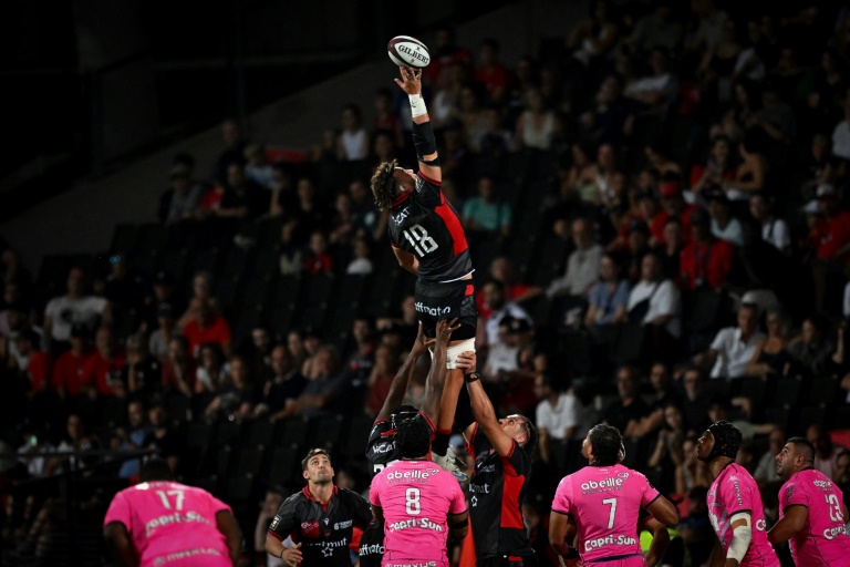 Le troisième ligne du LOU Theo William dispute la balle en touche lors du match de Top 14 contre le Stade Français samedi au stade Gerland de Lyon.