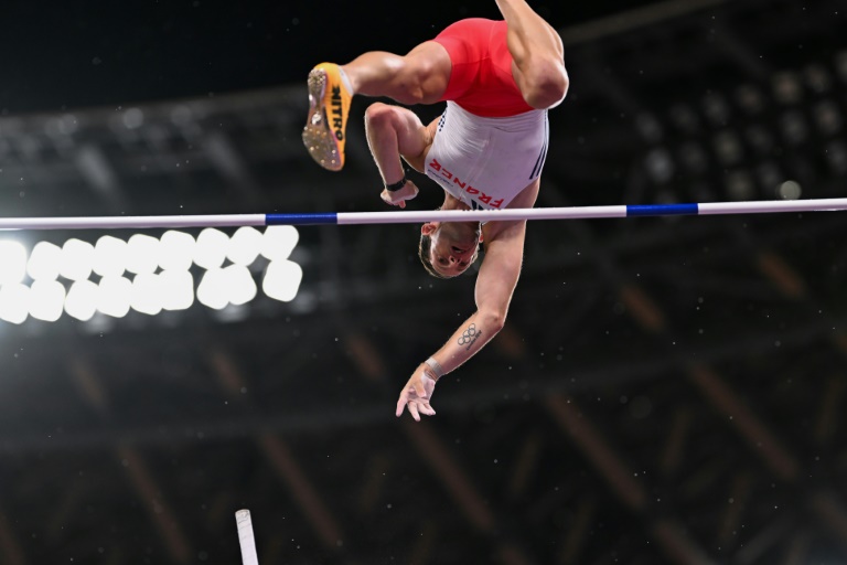 Renaud Lavillenie lors du concours de qualifications du saut à la perche aux Mondiaux de Tokyo, le 13 septembre 2025