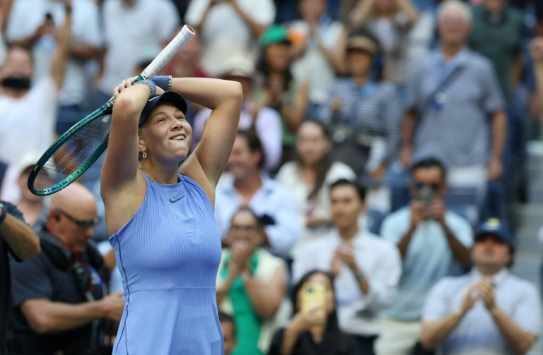 L'Américaine Amanda Anisimova réagit après après sa victoire contre la Polonaise Iga Swiatek en quart de finale de l'US Open, à New York, le 3 septembre 2025