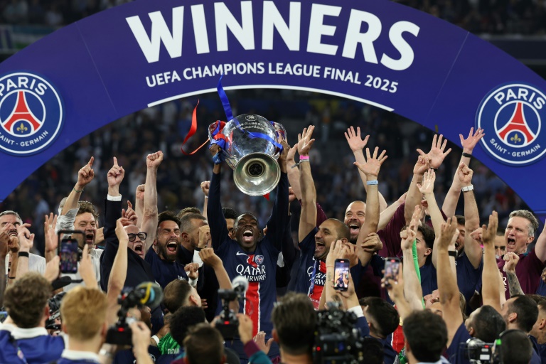 Ousmane Dembele soulève le trophée de la Ligue des Champions remportée le 31 mai à Munich en finale contre l'Inter Milan.