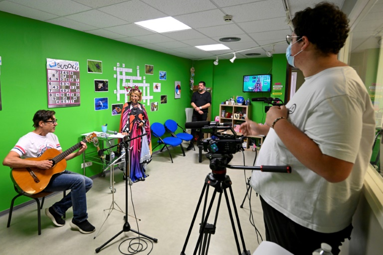 Marie-Hélène Petit (2eG), éducatrice en milieu hospitalier présente une émission télé participative au sein de l'hôpital pour enfants de Nancy, le 16 septembre 2025 à Vandoeuvre-lès-Nancy, en Meurthe-et-Moselle